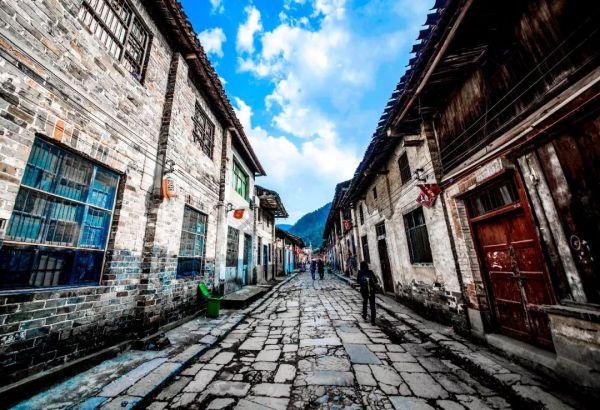 衢州大伯心跳骤停倒地，护士心肺复苏十分钟救命